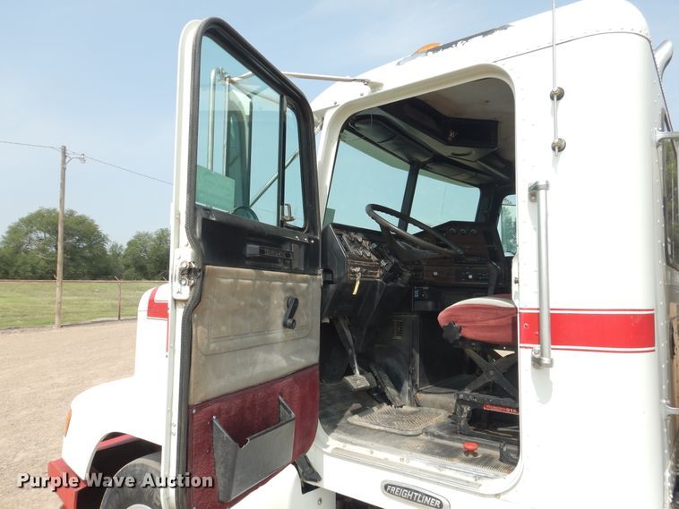 image for item DD0364 1997 Freightliner FLD 120  semi truck