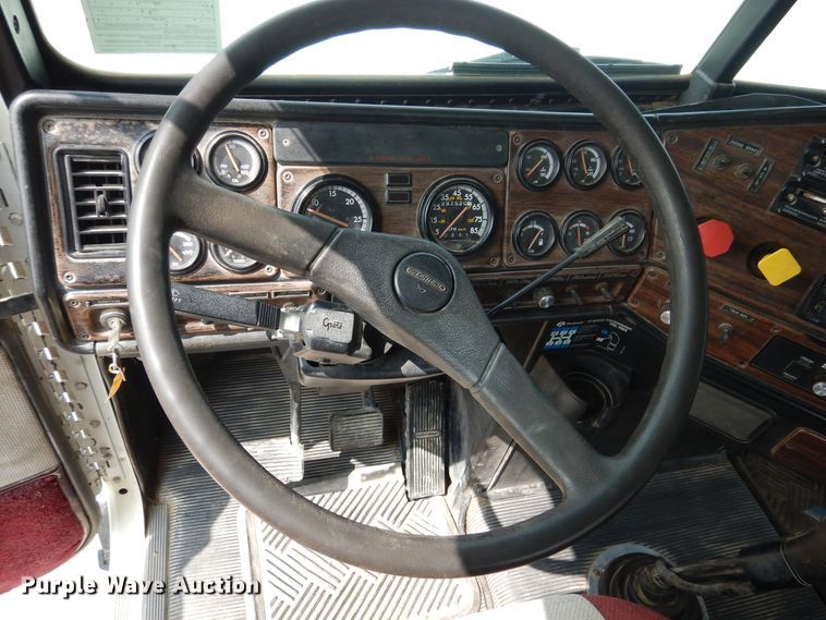 image for item DD0364 1997 Freightliner FLD 120  semi truck