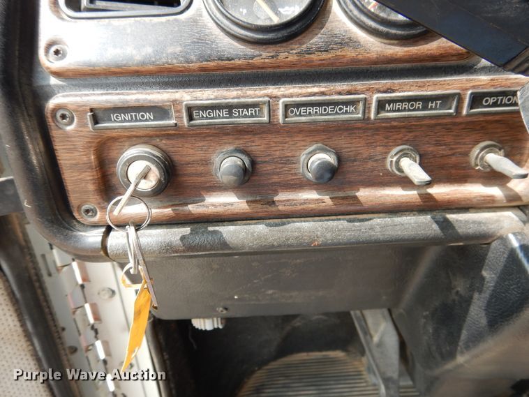 image for item DD0364 1997 Freightliner FLD 120  semi truck