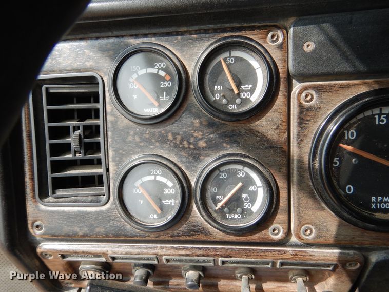 image for item DD0364 1997 Freightliner FLD 120  semi truck