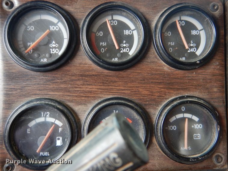 image for item DD0364 1997 Freightliner FLD 120  semi truck