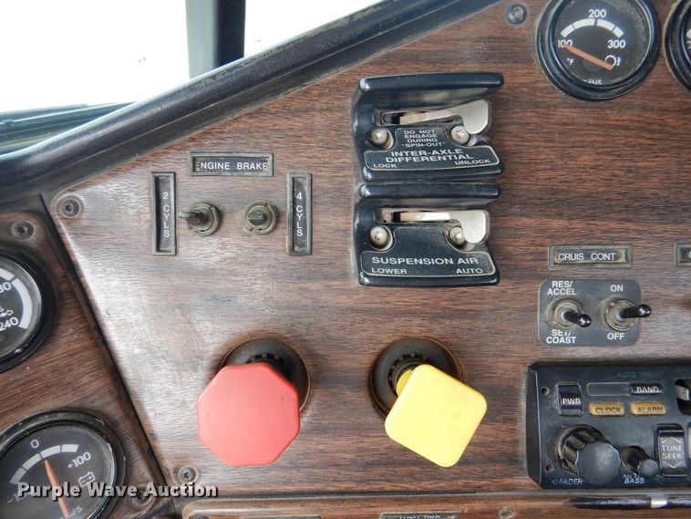 image for item DD0364 1997 Freightliner FLD 120  semi truck