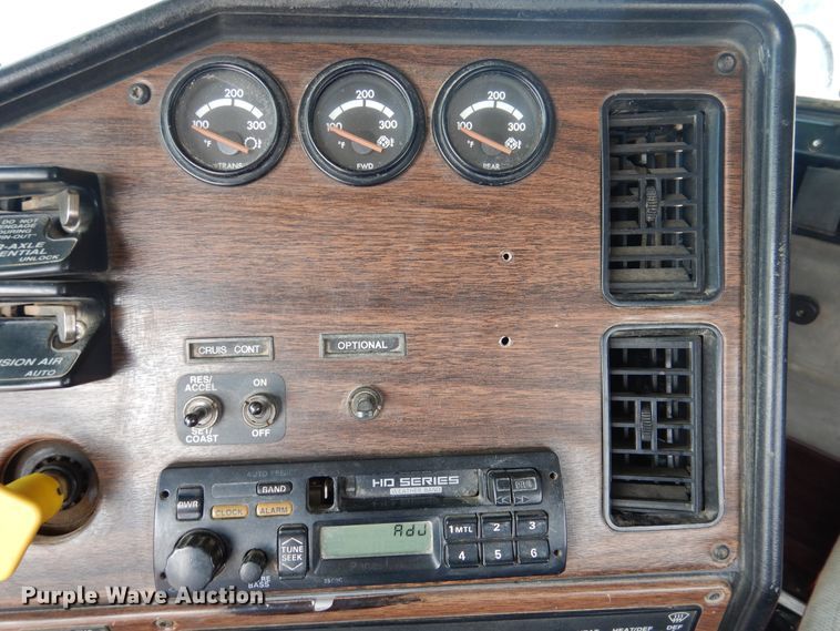 image for item DD0364 1997 Freightliner FLD 120  semi truck