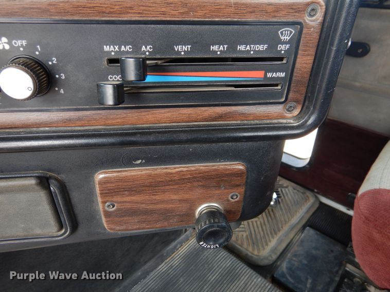 image for item DD0364 1997 Freightliner FLD 120  semi truck