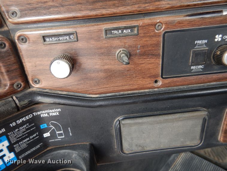 image for item DD0364 1997 Freightliner FLD 120  semi truck