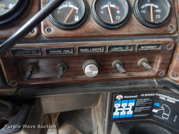 image for item DD0364 1997 Freightliner FLD 120  semi truck