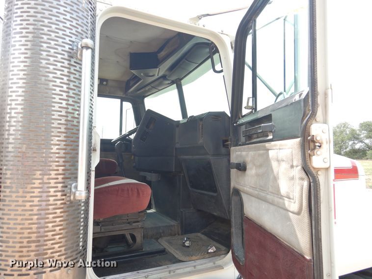 image for item DD0364 1997 Freightliner FLD 120  semi truck