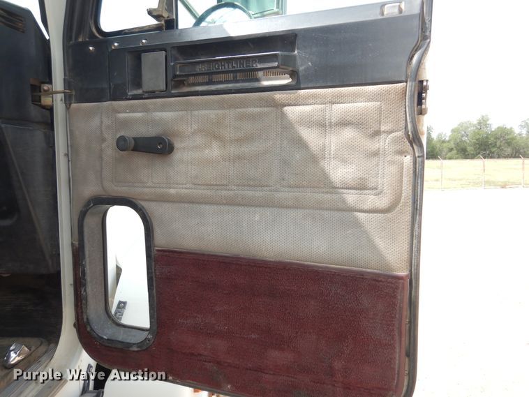 image for item DD0364 1997 Freightliner FLD 120  semi truck