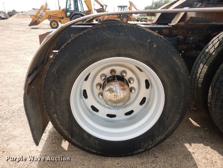 image for item DD0364 1997 Freightliner FLD 120  semi truck