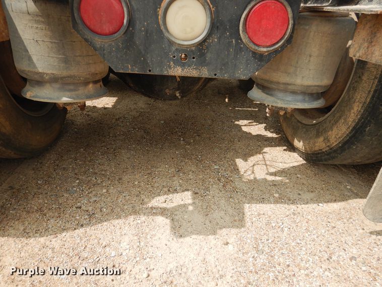 image for item DD0364 1997 Freightliner FLD 120  semi truck