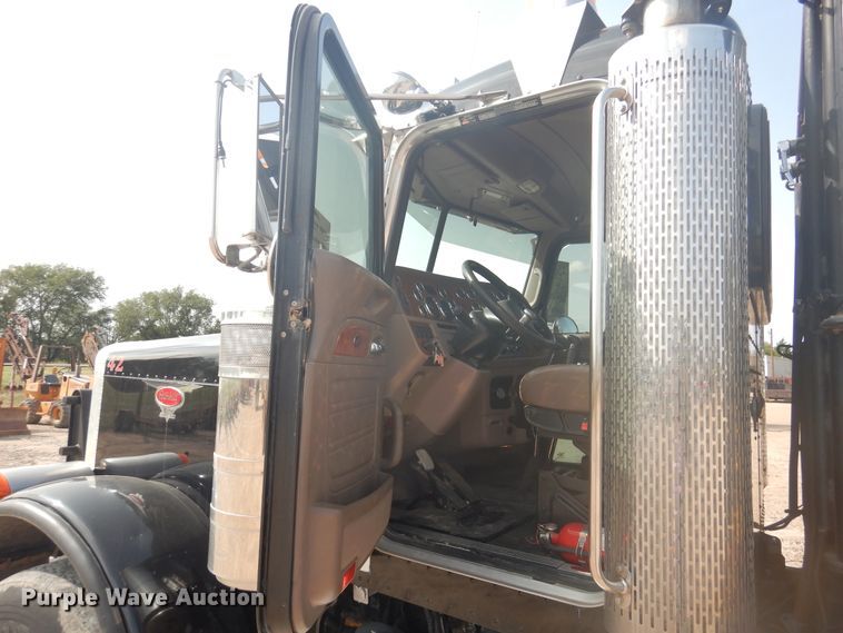 image for item DD0367 2007 Peterbilt 379  winch truck