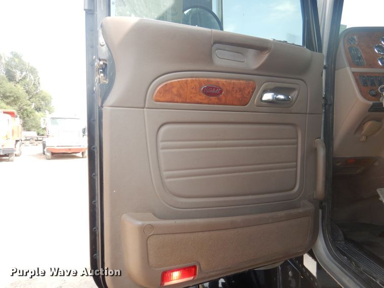 image for item DD0367 2007 Peterbilt 379  winch truck