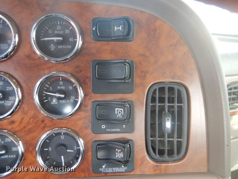 image for item DD0367 2007 Peterbilt 379  winch truck