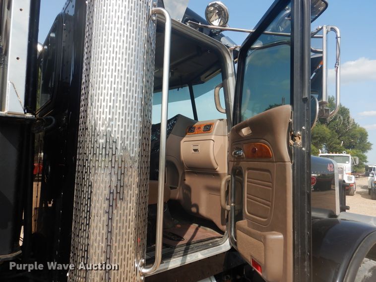 image for item DD0367 2007 Peterbilt 379  winch truck