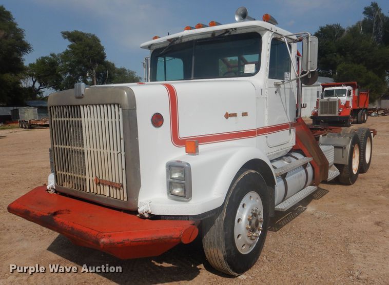 image for item DD0368 1989 International 9800  semi truck