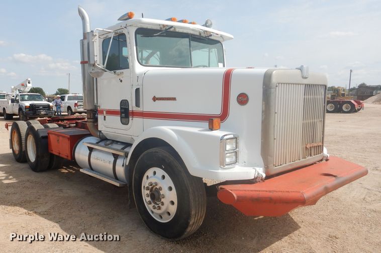 image for item DD0368 1989 International 9800  semi truck