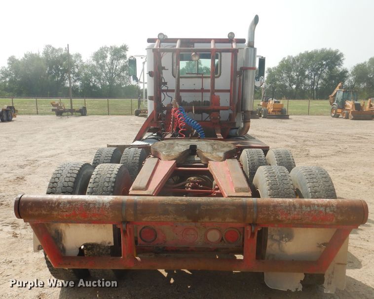 image for item DD0368 1989 International 9800  semi truck