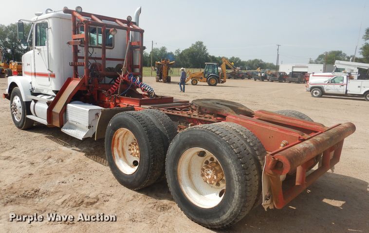 image for item DD0368 1989 International 9800  semi truck