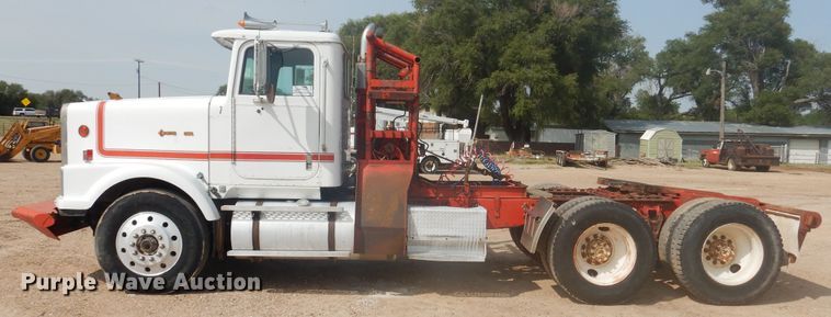 image for item DD0368 1989 International 9800  semi truck