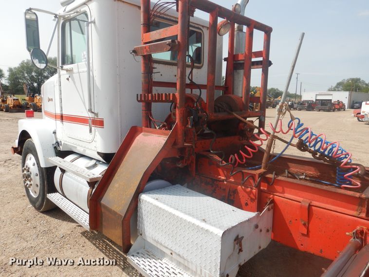 image for item DD0368 1989 International 9800  semi truck