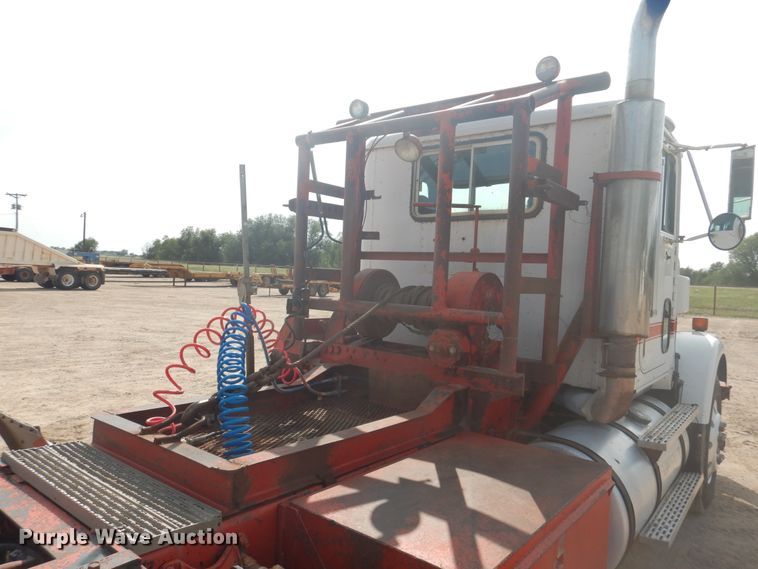 image for item DD0368 1989 International 9800  semi truck