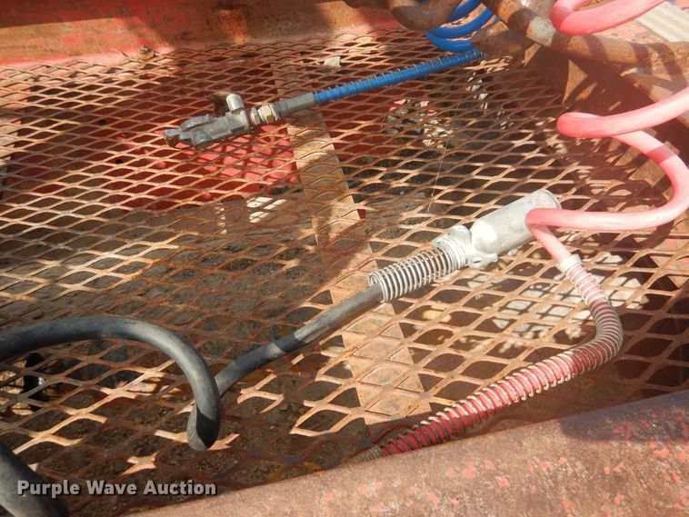 image for item DD0368 1989 International 9800  semi truck