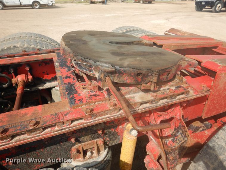 image for item DD0368 1989 International 9800  semi truck