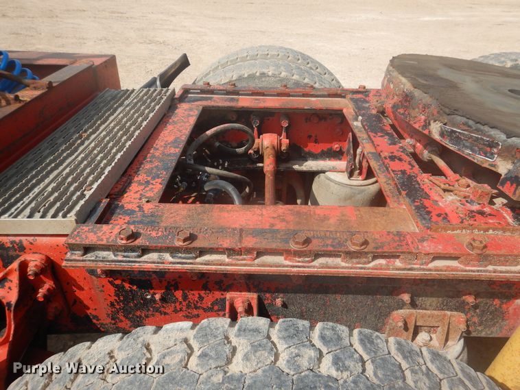 image for item DD0368 1989 International 9800  semi truck