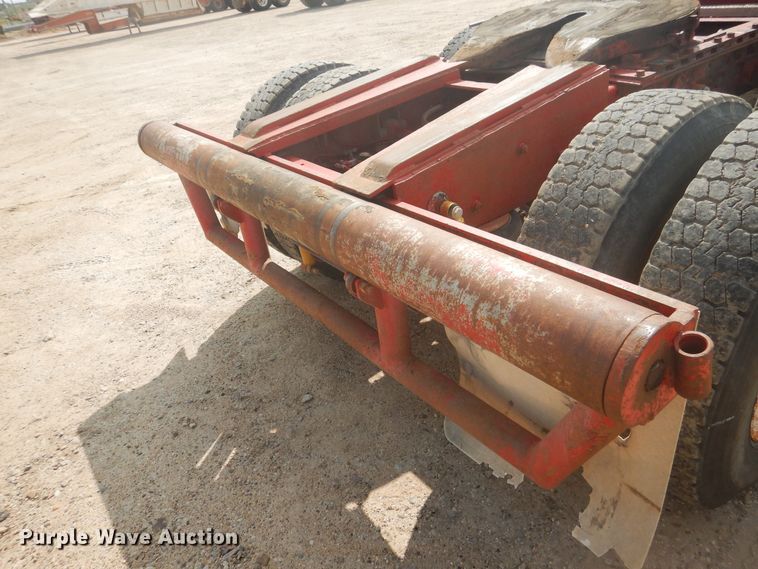 image for item DD0368 1989 International 9800  semi truck