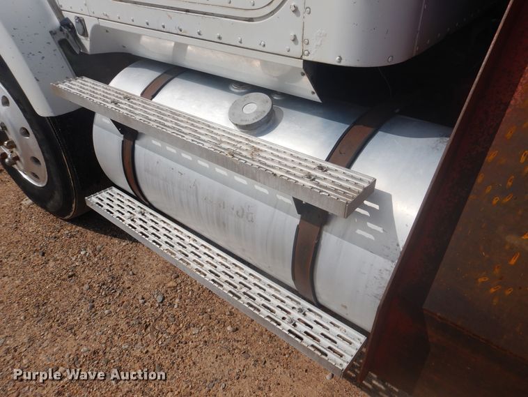 image for item DD0368 1989 International 9800  semi truck