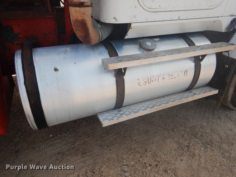 image for item DD0368 1989 International 9800  semi truck