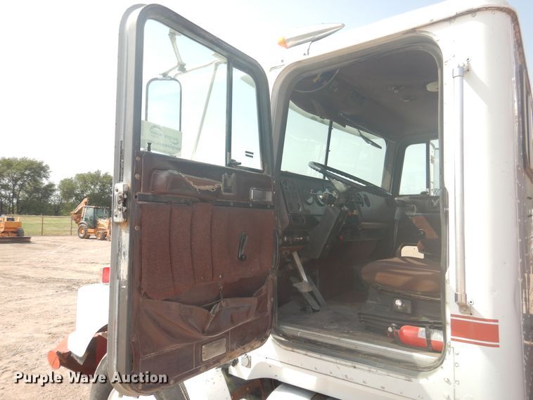 image for item DD0368 1989 International 9800  semi truck