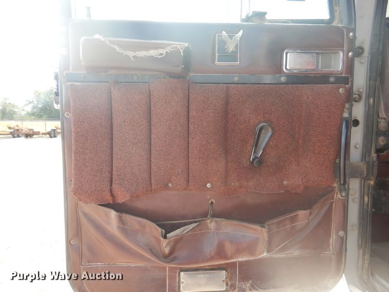 image for item DD0368 1989 International 9800  semi truck