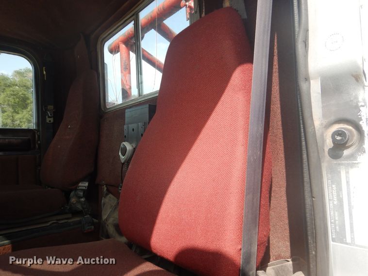 image for item DD0368 1989 International 9800  semi truck