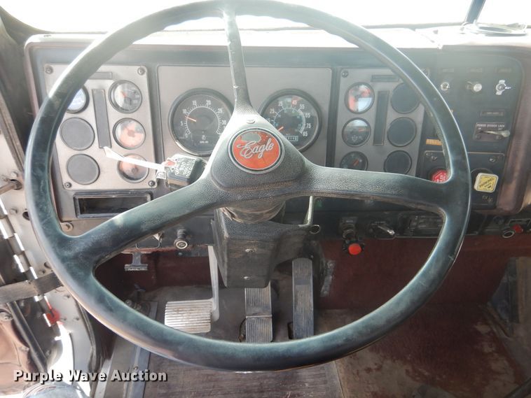 image for item DD0368 1989 International 9800  semi truck