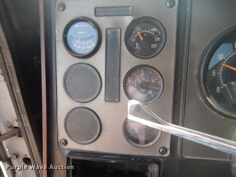 image for item DD0368 1989 International 9800  semi truck