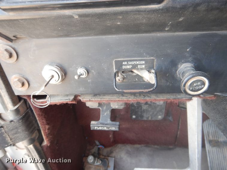 image for item DD0368 1989 International 9800  semi truck