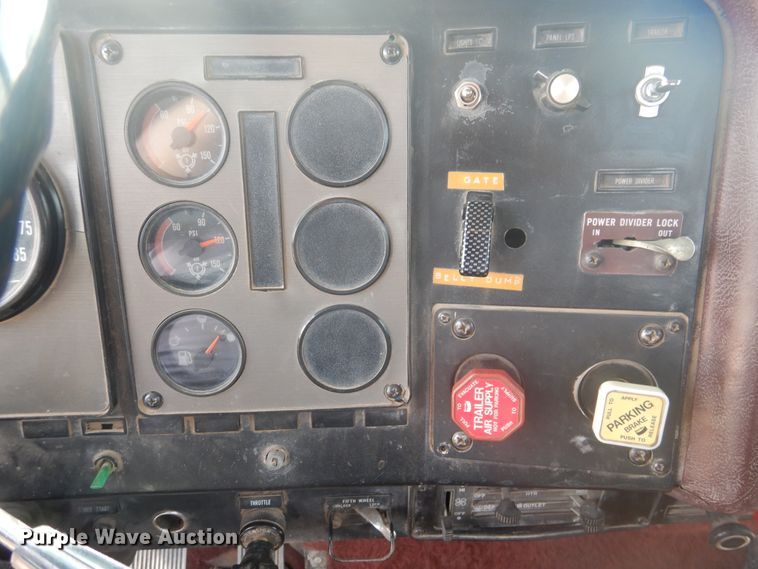 image for item DD0368 1989 International 9800  semi truck