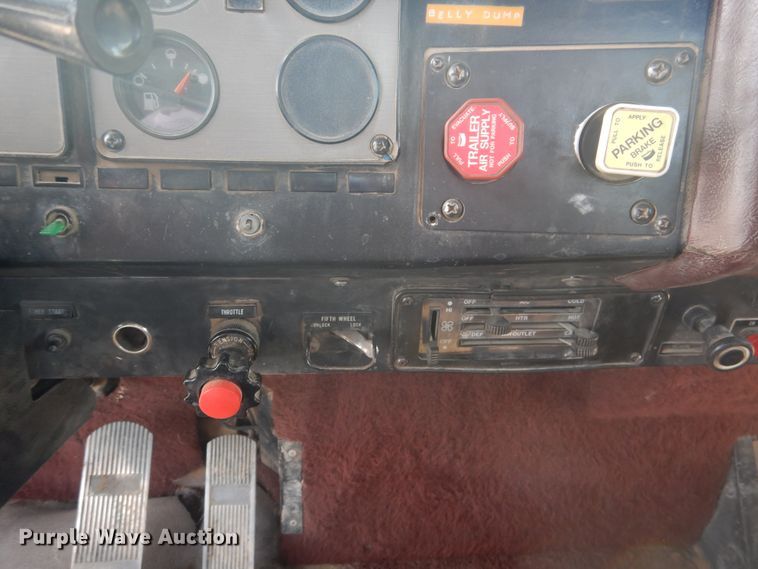 image for item DD0368 1989 International 9800  semi truck