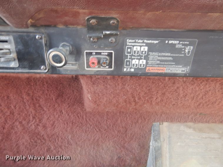 image for item DD0368 1989 International 9800  semi truck