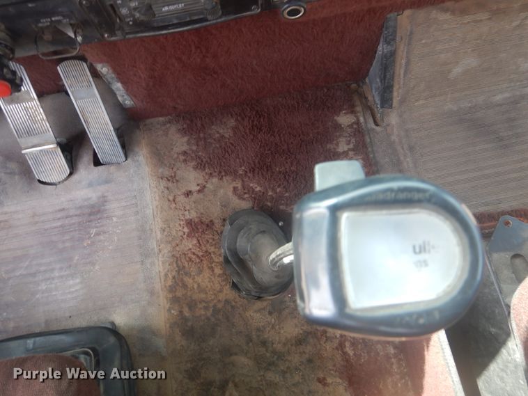 image for item DD0368 1989 International 9800  semi truck