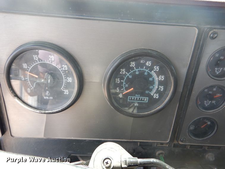 image for item DD0368 1989 International 9800  semi truck