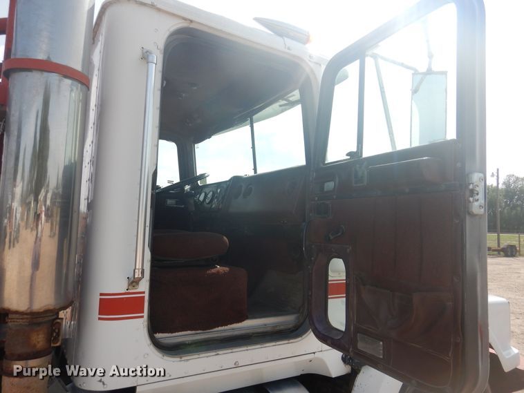 image for item DD0368 1989 International 9800  semi truck