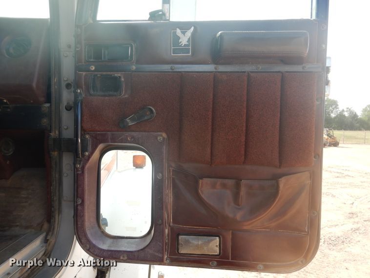 image for item DD0368 1989 International 9800  semi truck