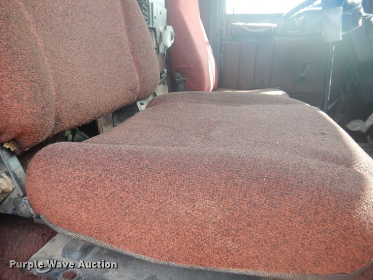 image for item DD0368 1989 International 9800  semi truck