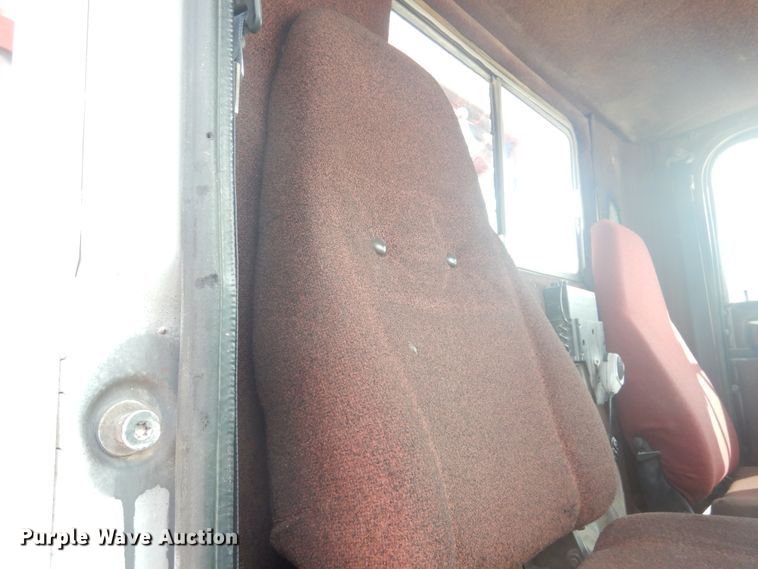 image for item DD0368 1989 International 9800  semi truck