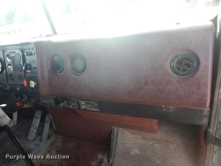 image for item DD0368 1989 International 9800  semi truck