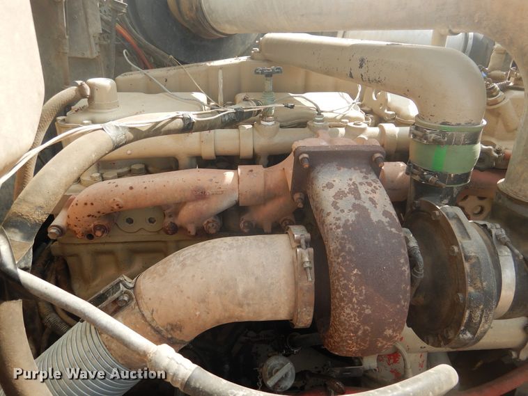 image for item DD0368 1989 International 9800  semi truck