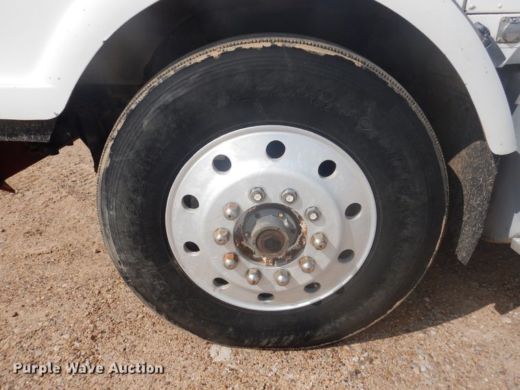 image for item DD0368 1989 International 9800  semi truck