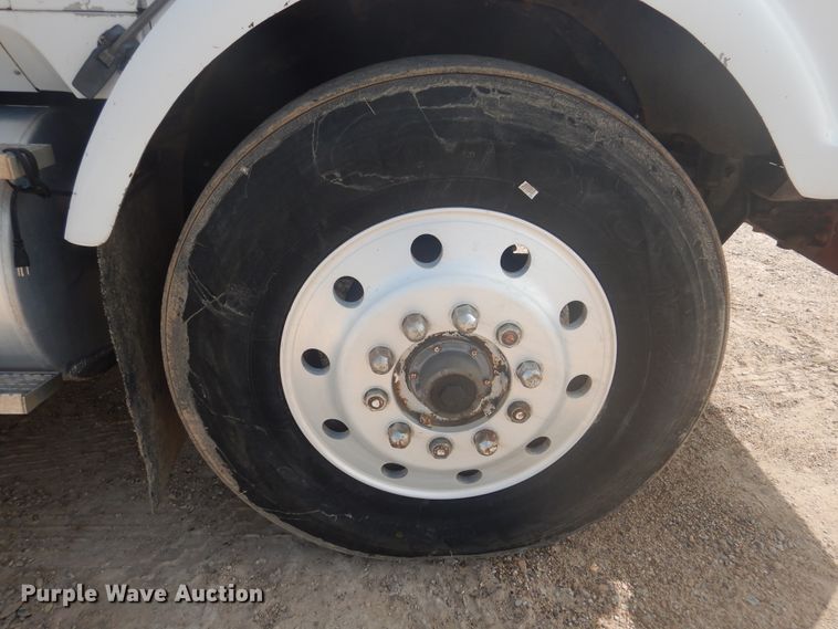 image for item DD0368 1989 International 9800  semi truck